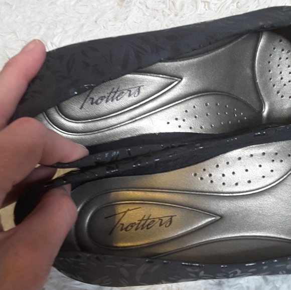 Trotters Lauren embossed textile floral black wedge pump T1110-013 size 10M - Picture 11 of 12